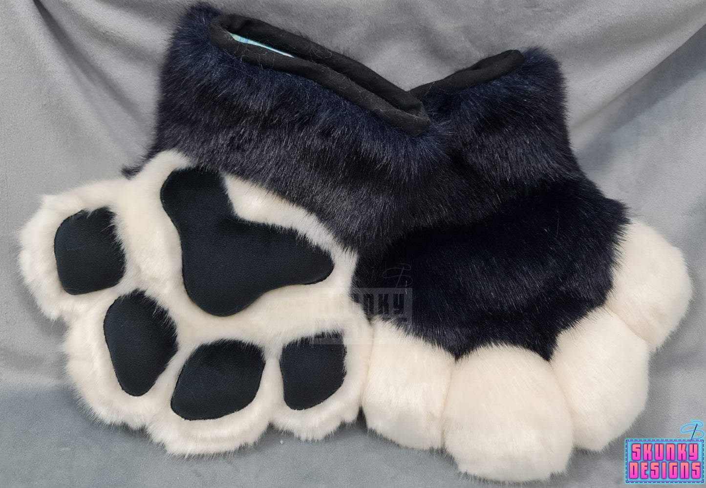 4 finger hand paws - dark grey/white