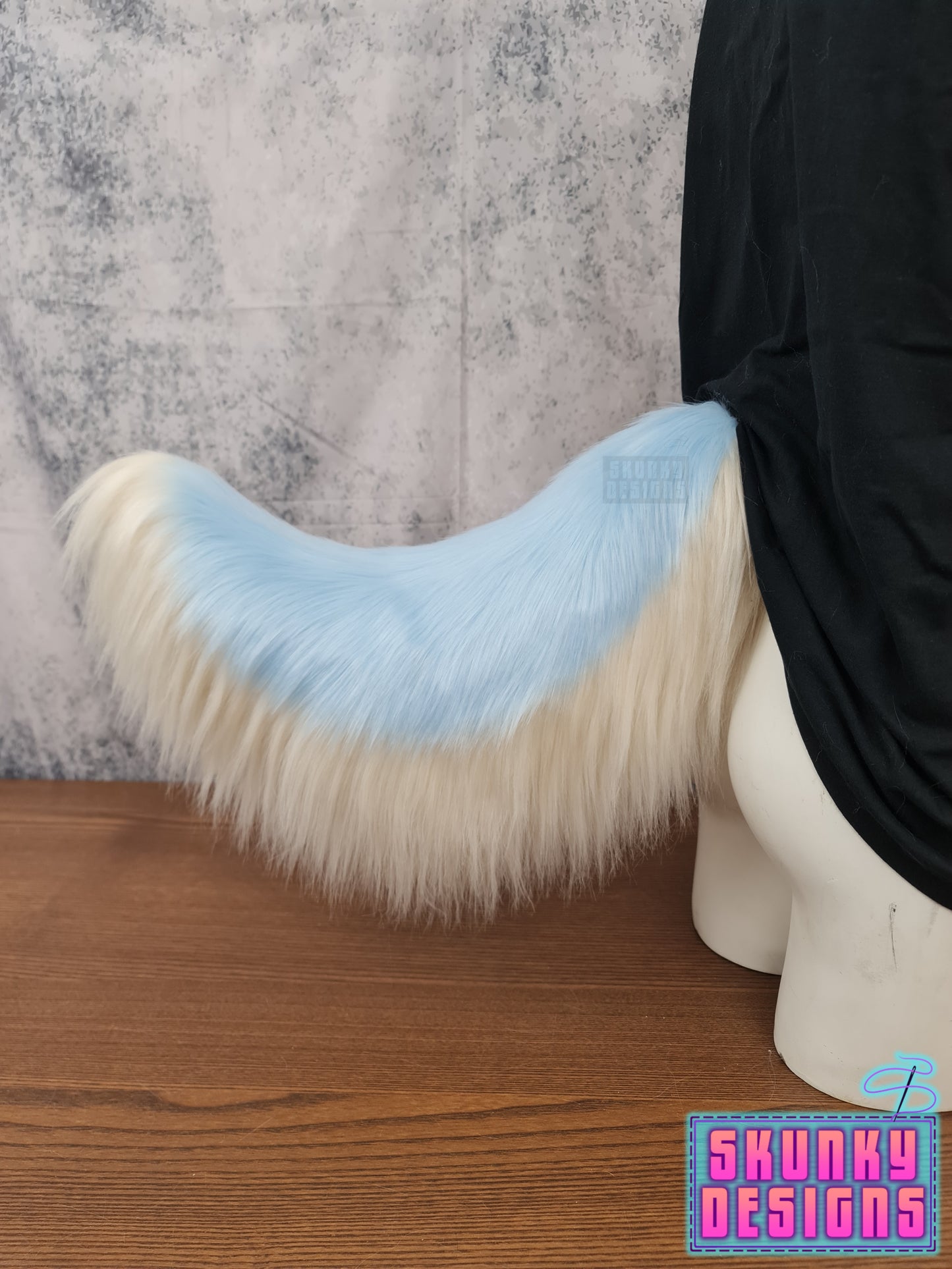 Large nub tail - light blue and vanilla